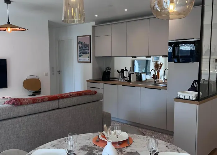 Standing, Centre,200m Place Morny Deauville